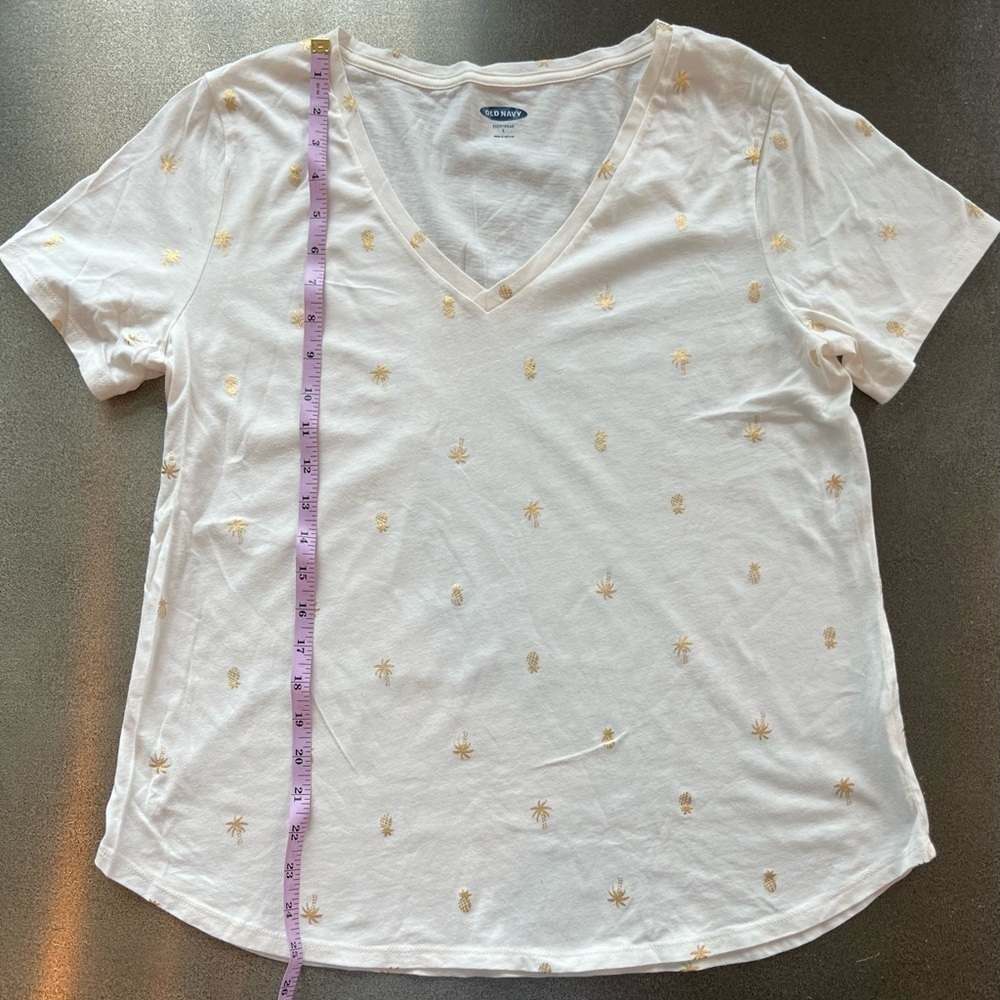 Old Navy v-neck tee. Size L. Cream with gold pineapple pattern.